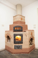 Cucina in muratura con piastra e forno nero